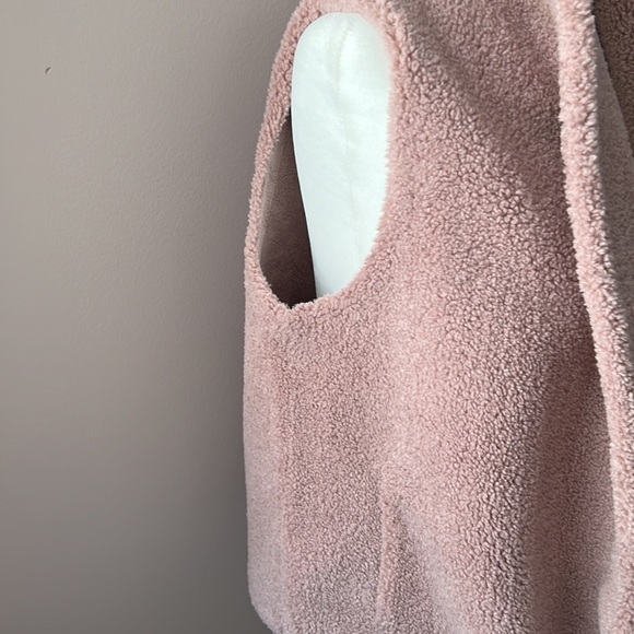 Norla Canada l Faux Fur Pink Vest - Picture 3 of 6